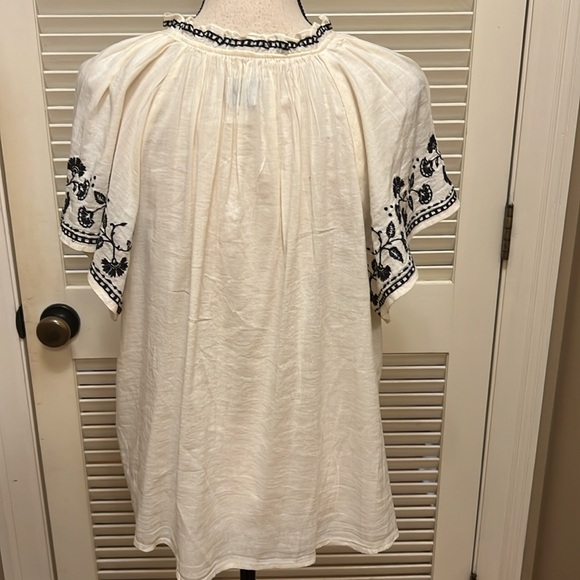 Old Navy Embroidered Split Neck Top in Embroidered Cream, Size M & Size L,
NWT - Picture 13 of 17